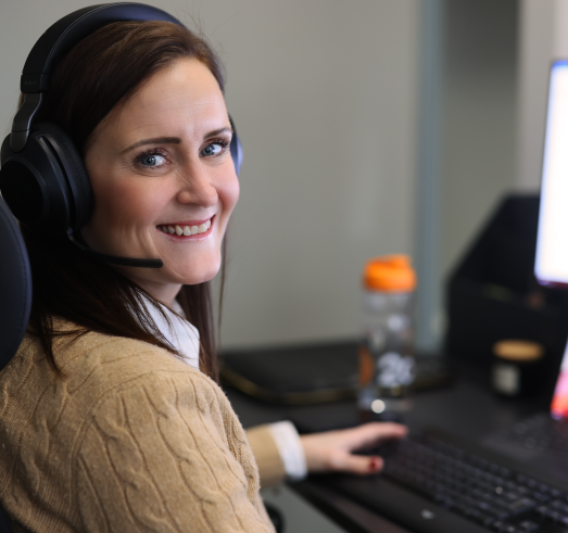 Foto av en glad medarbetare p&aring; 2c8