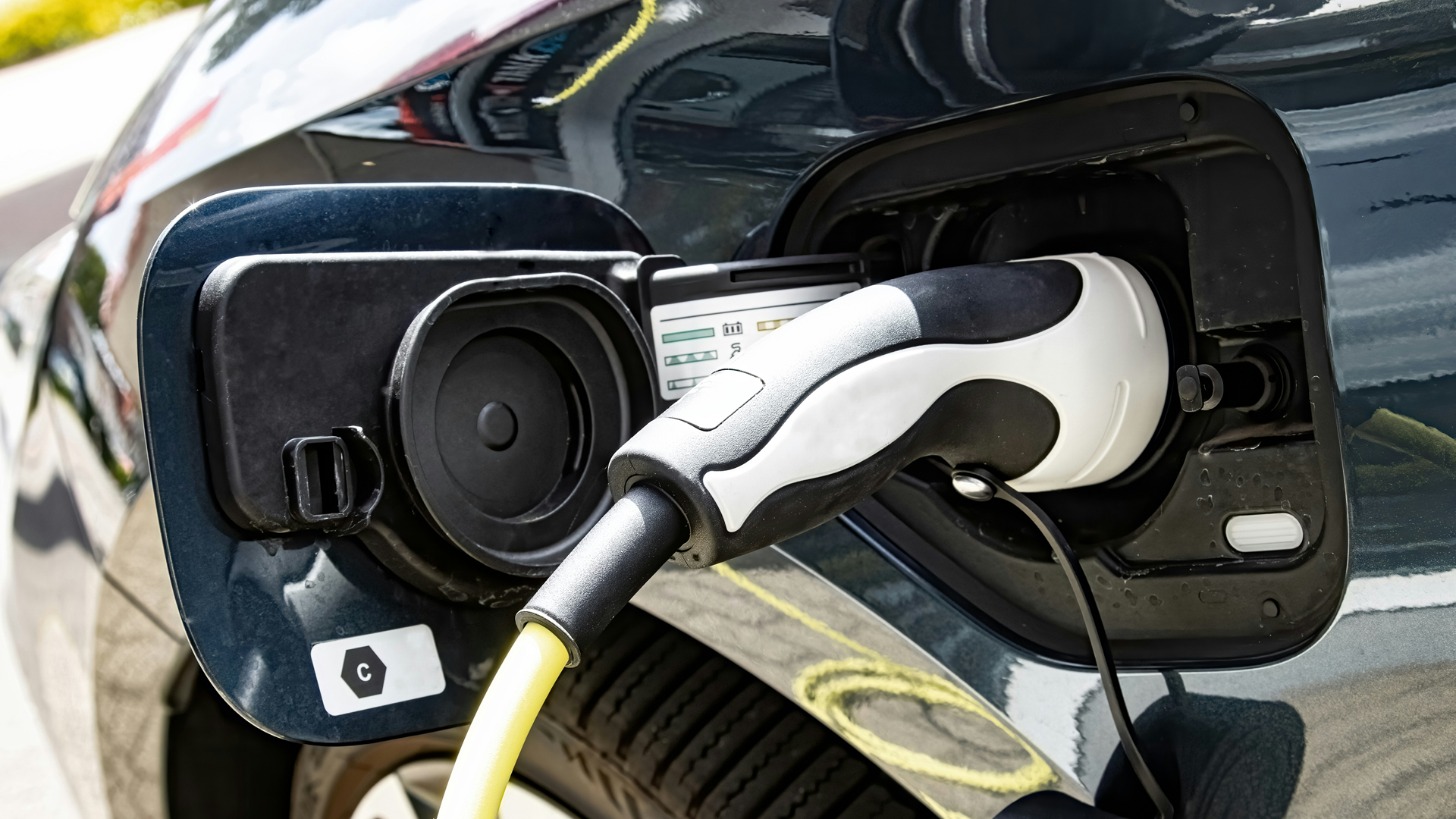 Foto av en elbil som laddas.