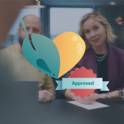 Ett foto av tv&aring; kollegor med ett l&ouml;v och ett certifikat i f&ouml;rgrunden som illustrerar milj&ouml;- och kvalitetsledningssystem.