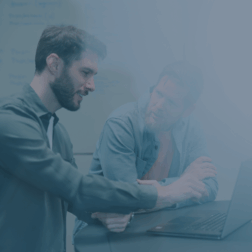 Thumbnail f&ouml;r tidigare webbinar som visar tv&aring; medarbetare p&aring; 2c8.