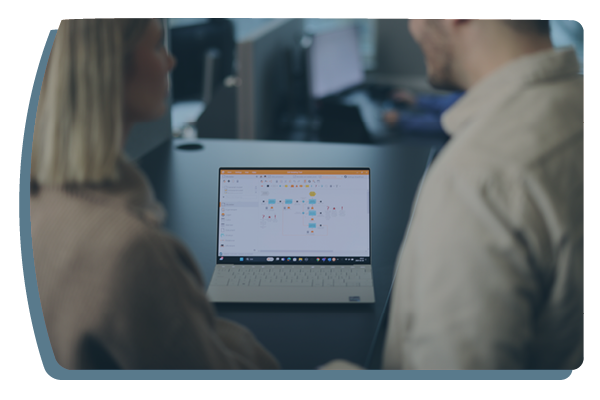 Ett foto av två medarbetare som tittar på en programmet 2c8 Apps