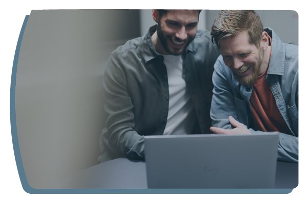 Ett foto av tv&aring; kollegor som kollar p&aring; en datorsk&auml;rm som visar ett ledningssystem