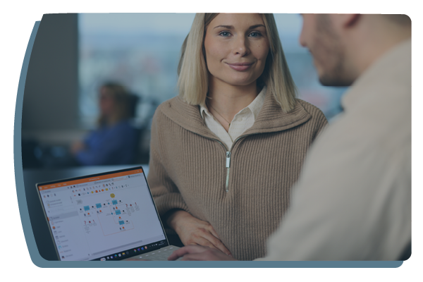 Foto &ouml;ver tv&aring; kollegor framf&ouml;r en dator f&ouml;r att representera projektplanering