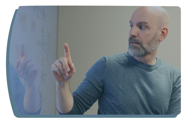 Ett foto av en man som pekar p&aring; en sk&auml;rm f&ouml;r sidan om verksamhetsutveckling